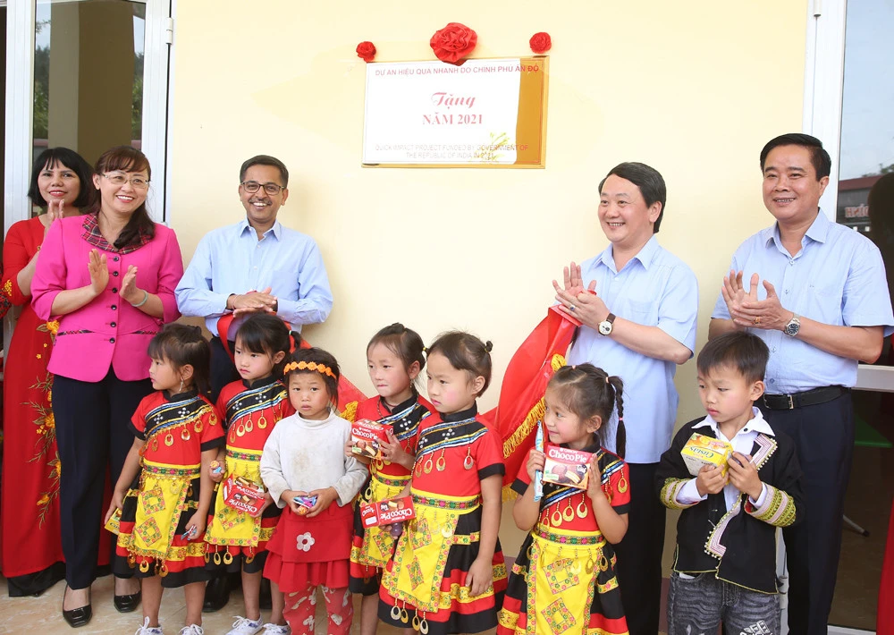 Các đại biểu trao tặng công trình Trường Mầm non cho xã Trung Chải.