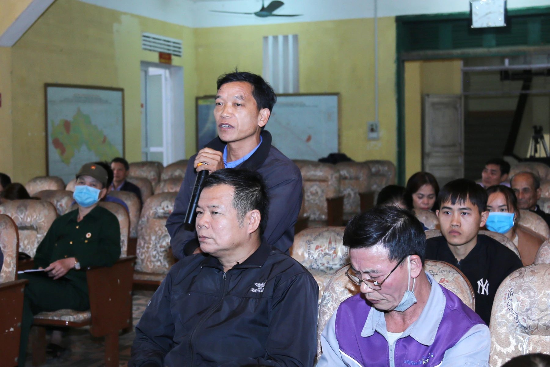 Nhân dân tham gia ý kiến.