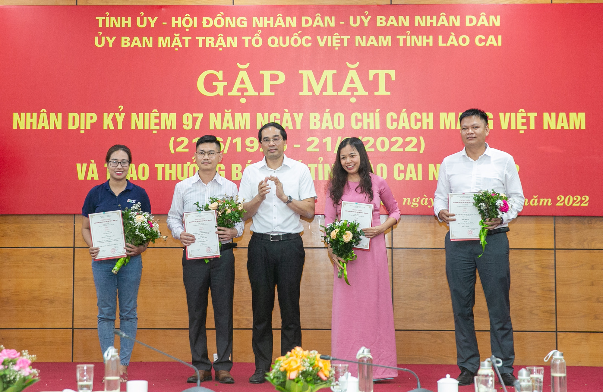 Chủ tịch UBND tỉnh Trịnh Xuân Trường trao giải A cho các tác giả, nhóm tác giả. Phó Chủ tịch UBND tỉnh Giàng Thị Dung trao giải B cho các tác giả, nhóm tác giả. Trao giải C cho các tác giả, nhóm tác giả. Trao giải Khuyến khích cho các tác giả, nhóm tác giả.