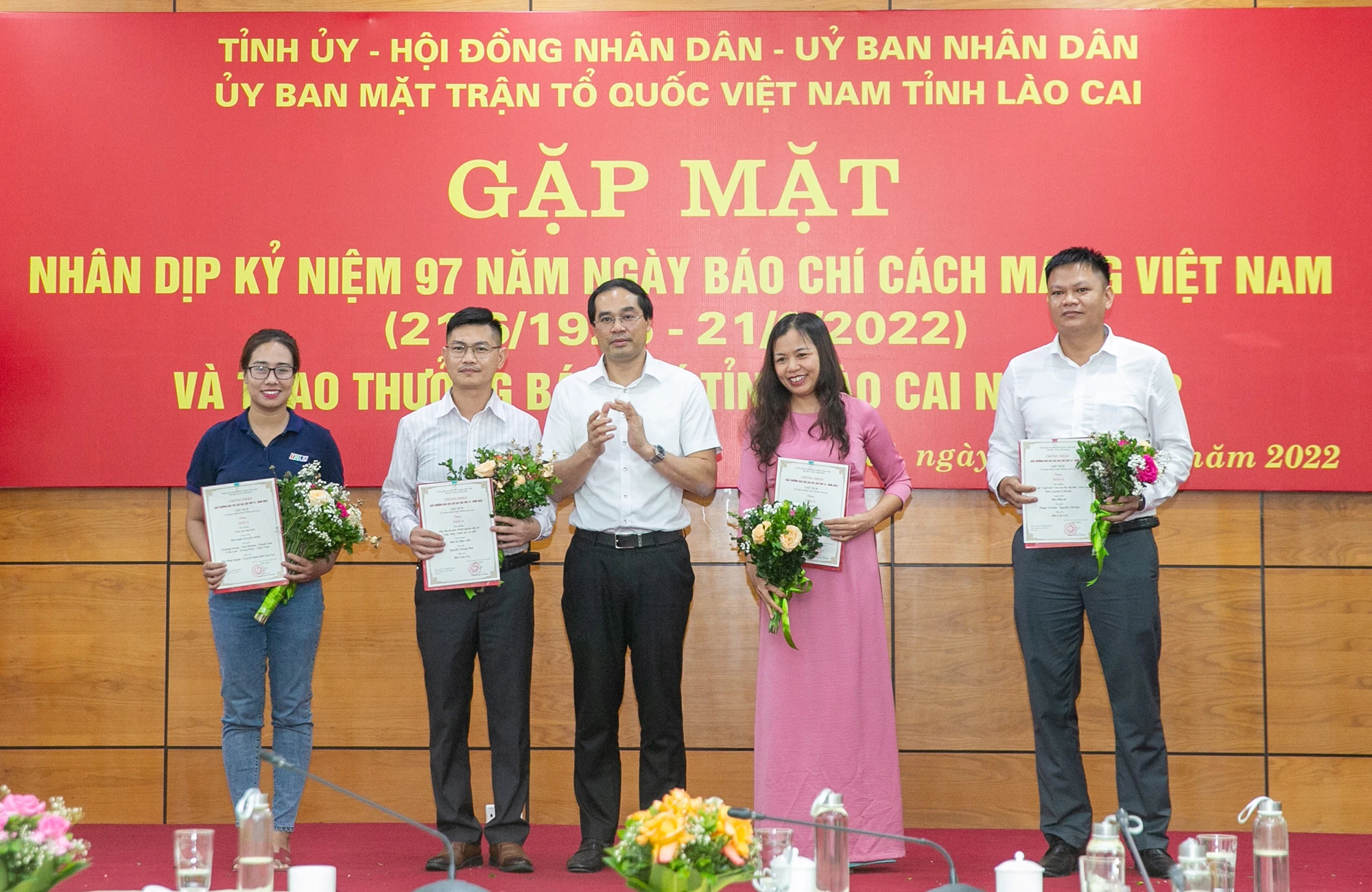 Chủ tịch UBND tỉnh Trịnh Xuân Trường trao giải A cho các tác giả, nhóm tác giả. Phó Chủ tịch UBND tỉnh Giàng Thị Dung trao giải B cho các tác giả, nhóm tác giả. Trao giải C cho các tác giả, nhóm tác giả. Trao giải Khuyến khích cho các tác giả, nhóm tác giả.