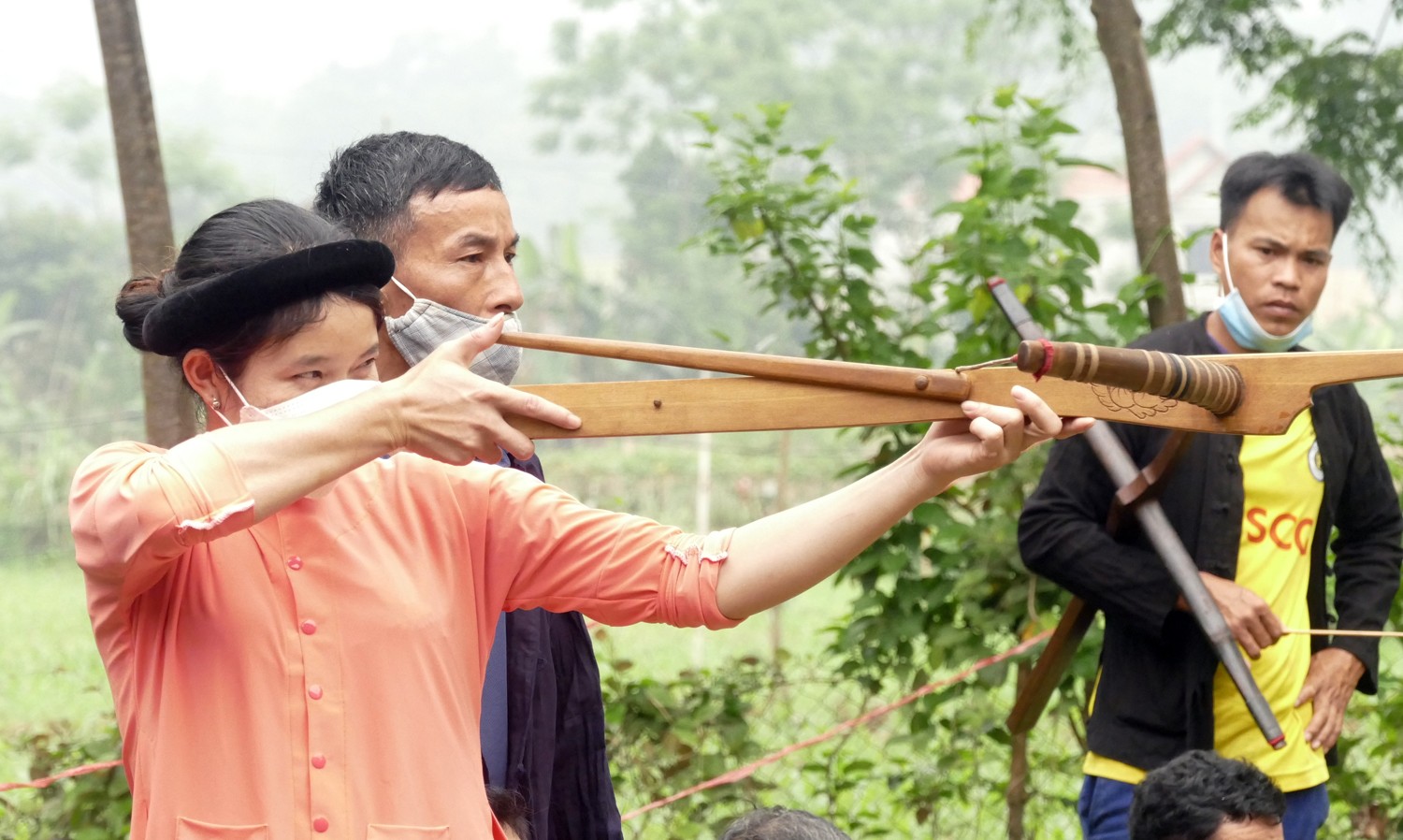 Thi bắn nỏ nội dung nữ đứng bắn. Đội thi chuẩn bị bày mâm trà thuốc. Các đội thi lấy nước xuất phát. Đội bản Nặm Cằm đã về nhất trong phần thi lấy nước từ thác Bản Hốc. Trò chơi đánh yến thu hút đông đảo người dân và du khách tham gia, cổ vũ. Thi bắn nỏ nội dung nữ đứng bắn. Đội thi chuẩn bị bày mâm trà thuốc. Các đội thi lấy nước xuất phát. Đội bản Nặm Cằm đã về nhất trong phần thi lấy nước từ thác Bản Hốc. Trò chơi đánh yến thu hút đông đảo người dân và du khách tham gia, cổ vũ.