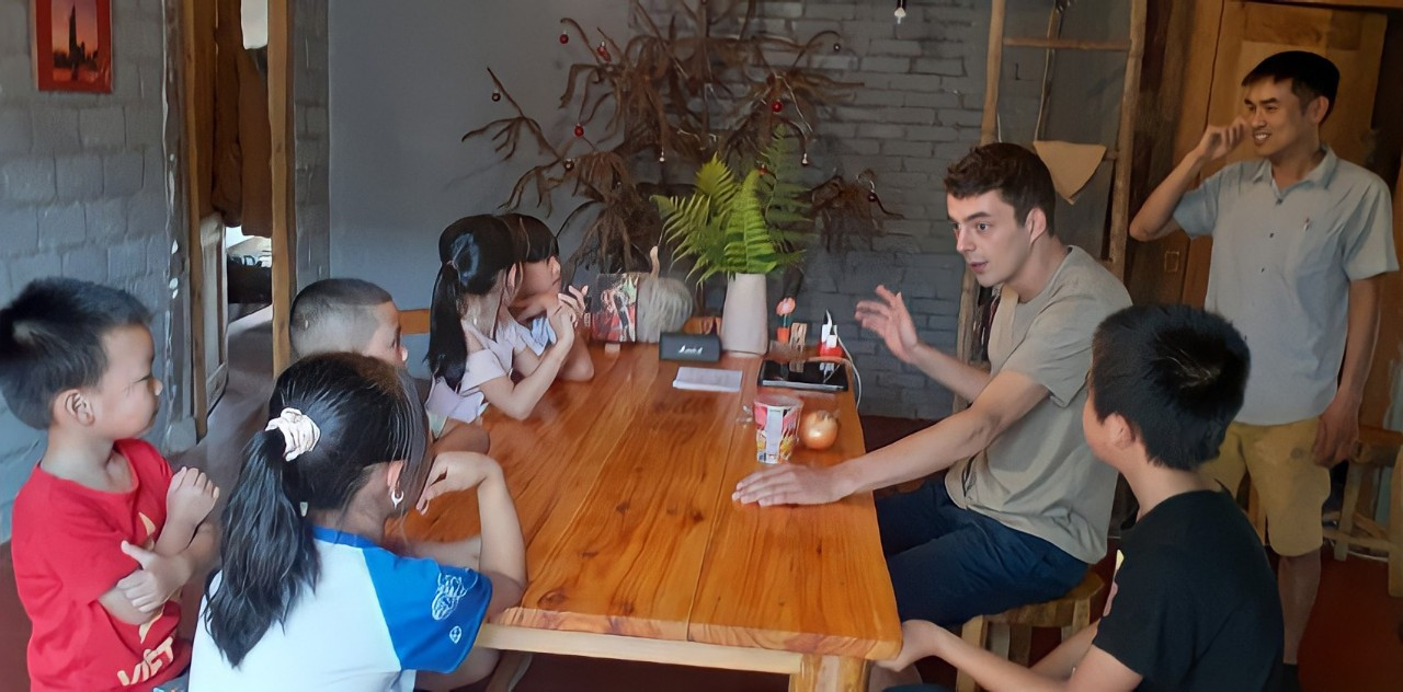 Lớp tiếng Anh giữa thung lũng Mường Hoa ảnh 2