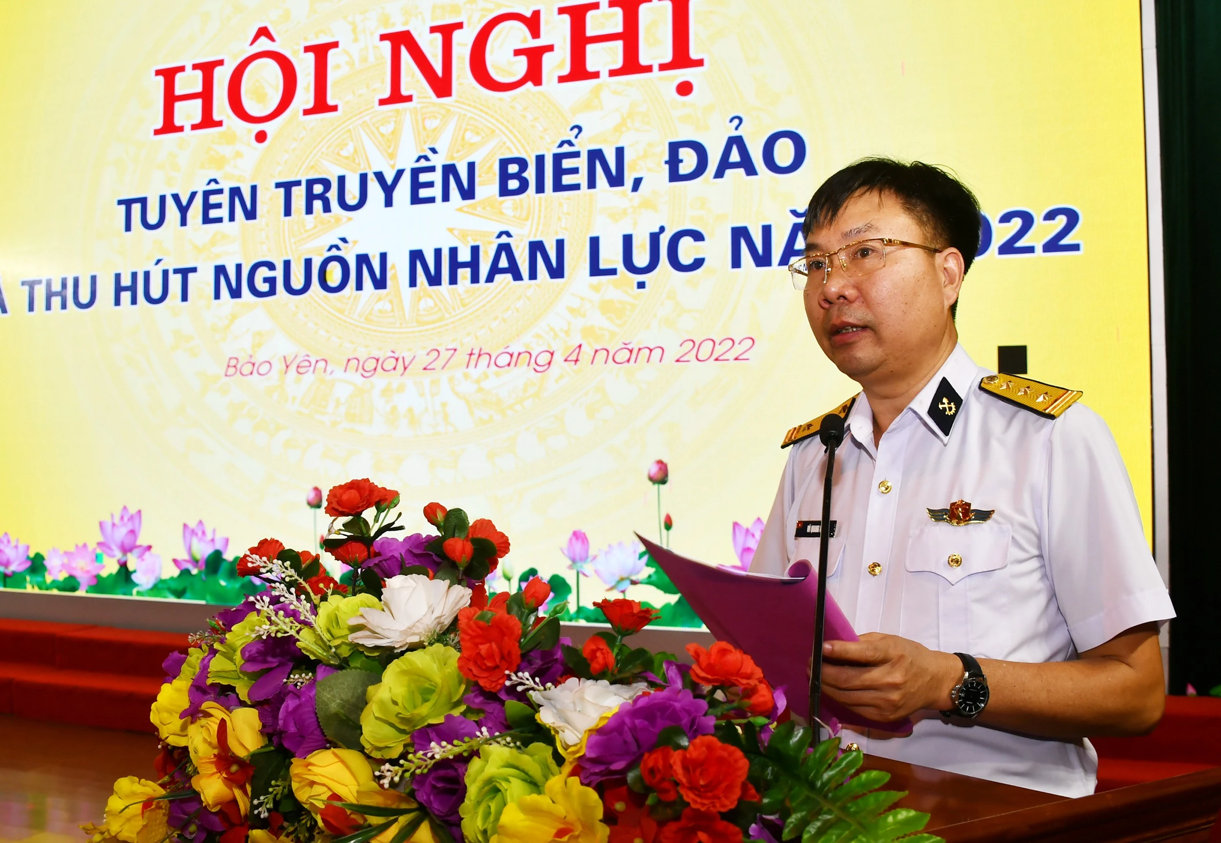 Đồng chí Vũ Quang Khoát, Phó Chính ủy Lữ đoàn 131 tuyên truyền các chuyên đề.