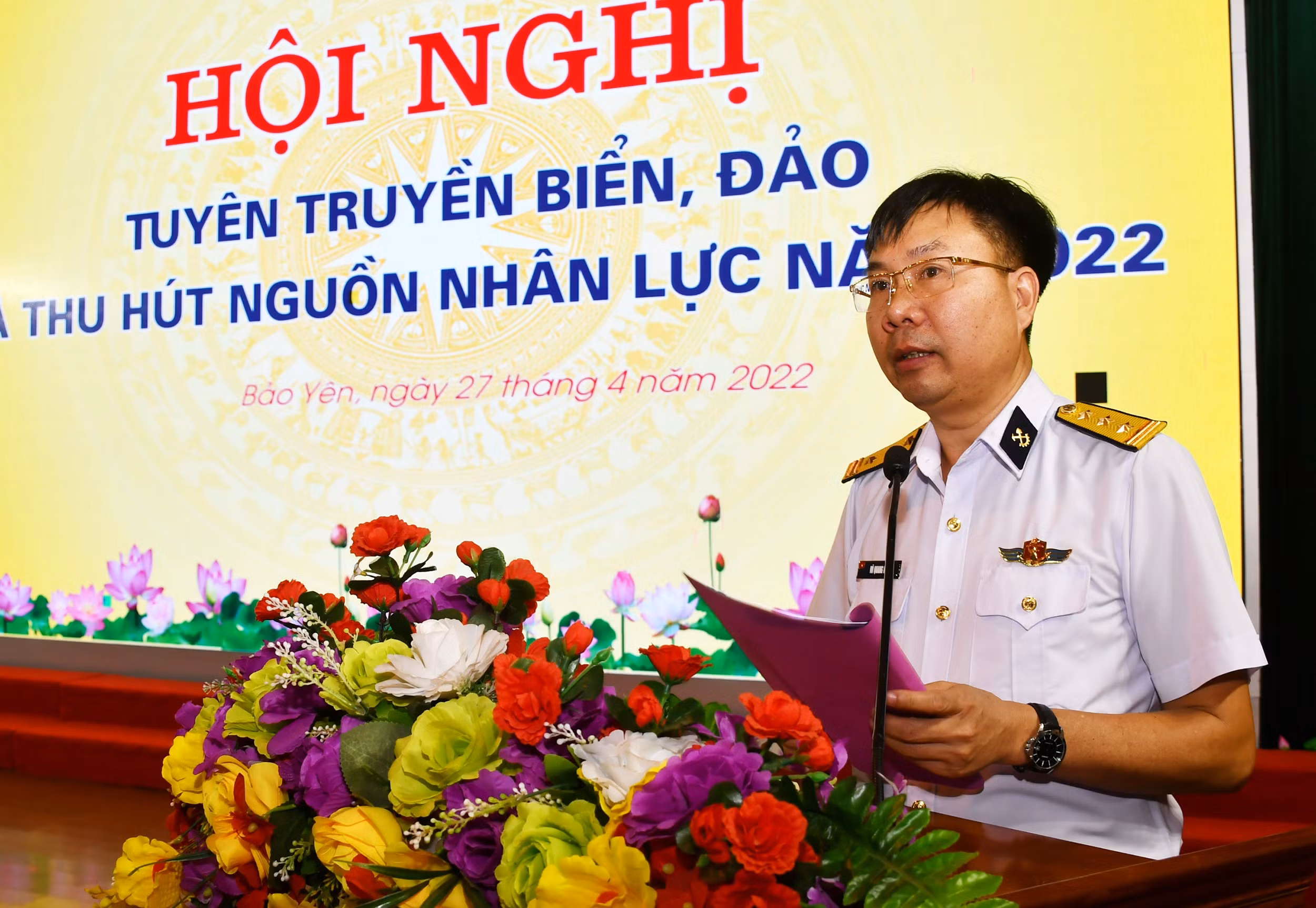 Đồng chí Vũ Quang Khoát, Phó Chính ủy Lữ đoàn 131 tuyên truyền các chuyên đề.