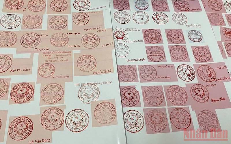 Ảnh minh họa: Các con dấu giả mà các đối tượng làm, sử dụng làm văn bản giả. (Ảnh: ANH ĐÀO)