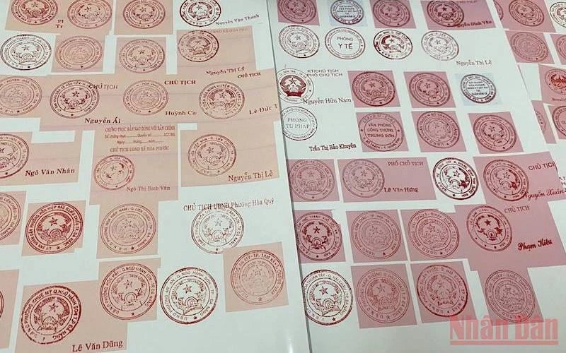 Ảnh minh họa: Các con dấu giả mà các đối tượng làm, sử dụng làm văn bản giả. (Ảnh: ANH ĐÀO)