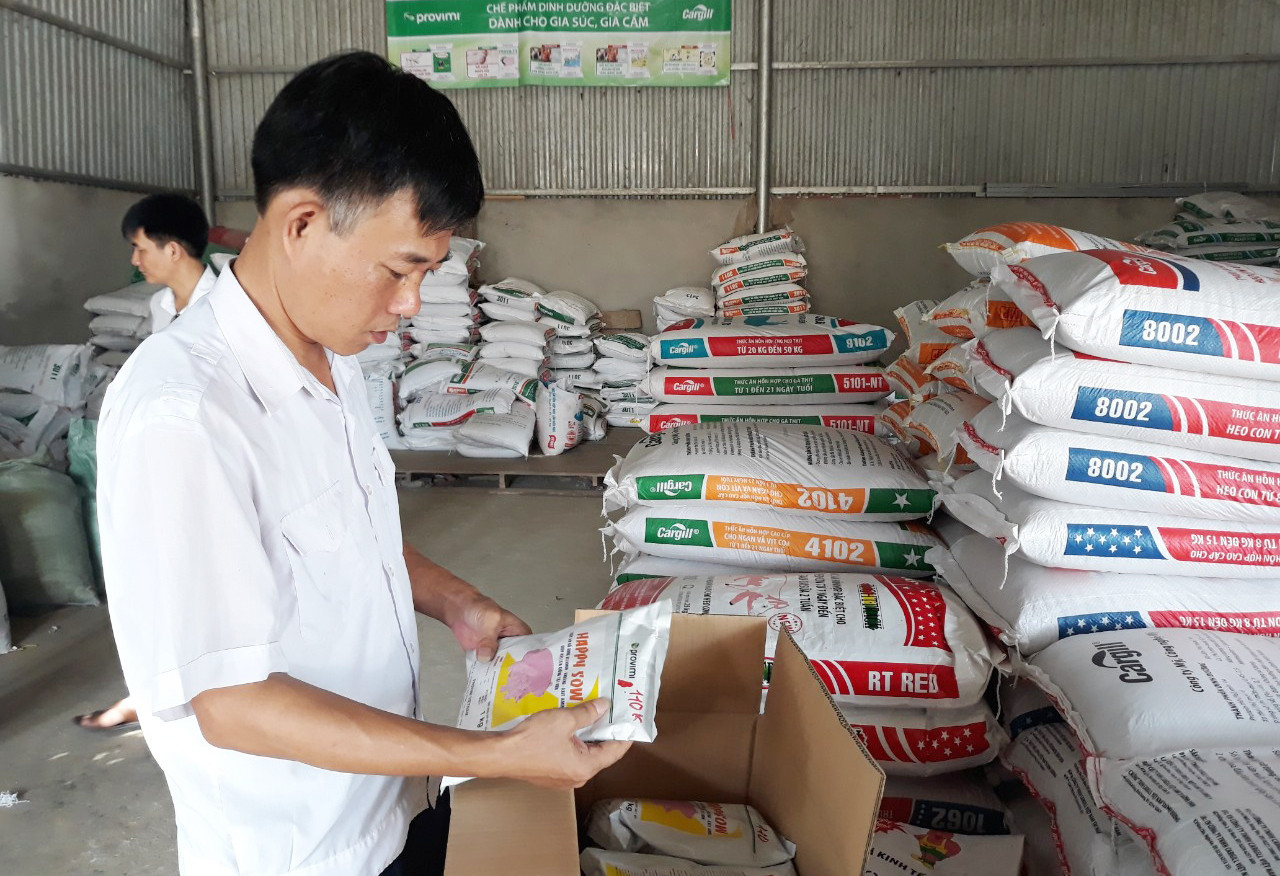 Kiểm tra thuốc thú y tại huyện Bảo Thắng.