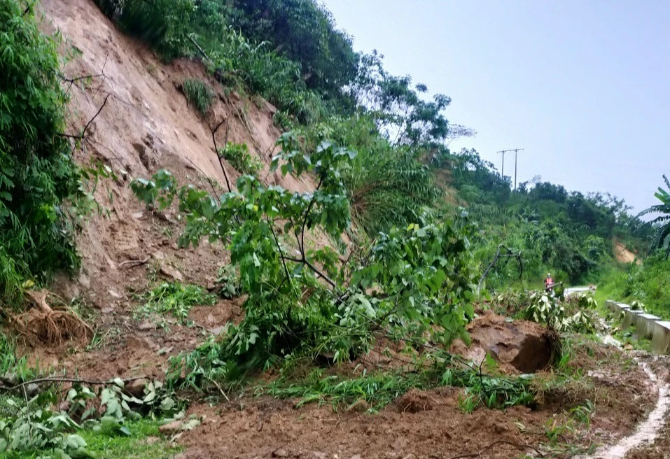 Mưa lũ làm sạt lở nhiều tuyến đường giao thông trên địa bàn tỉnh ảnh 4