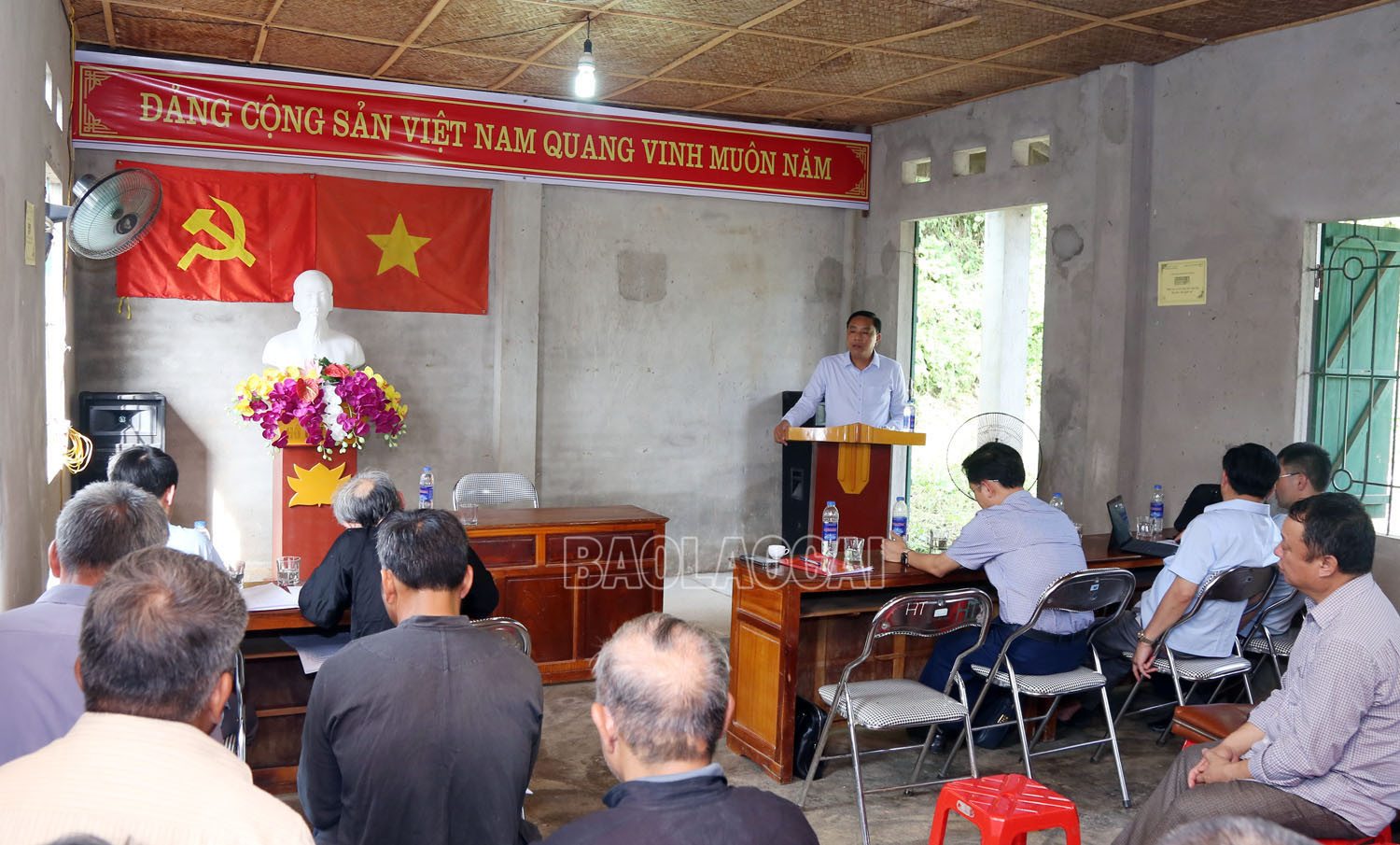 Phó Bí thư Tỉnh ủy Hoàng Giang phát biểu tại buổi sinh hoạt Chi bộ thôn Na Pá và Chi bộ thôn Nậm Hán 2.