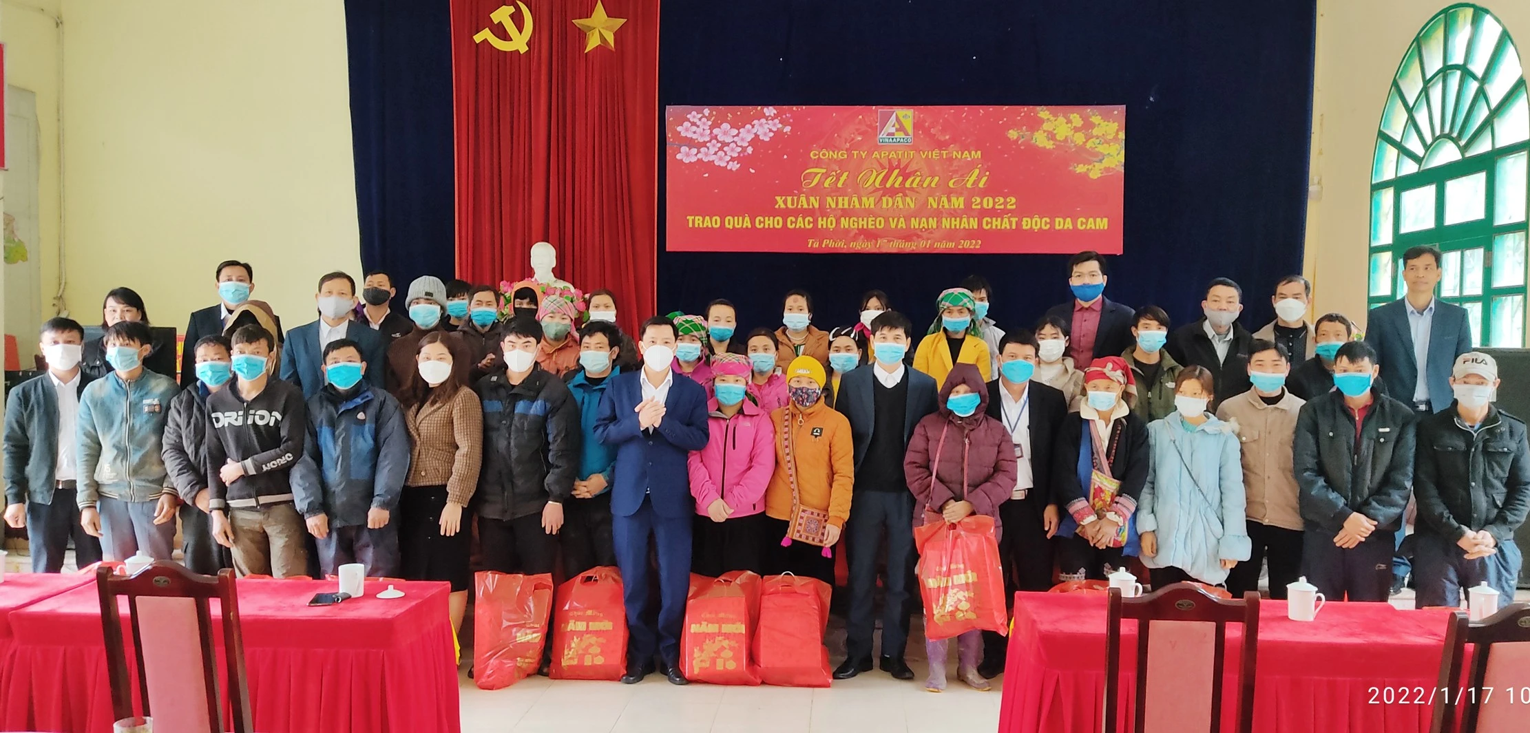 Công ty TNHH Một thành viên Apatit Việt Nam trao tặng quà Tết cho 110 hộ dân xã Tả Phời ảnh 2