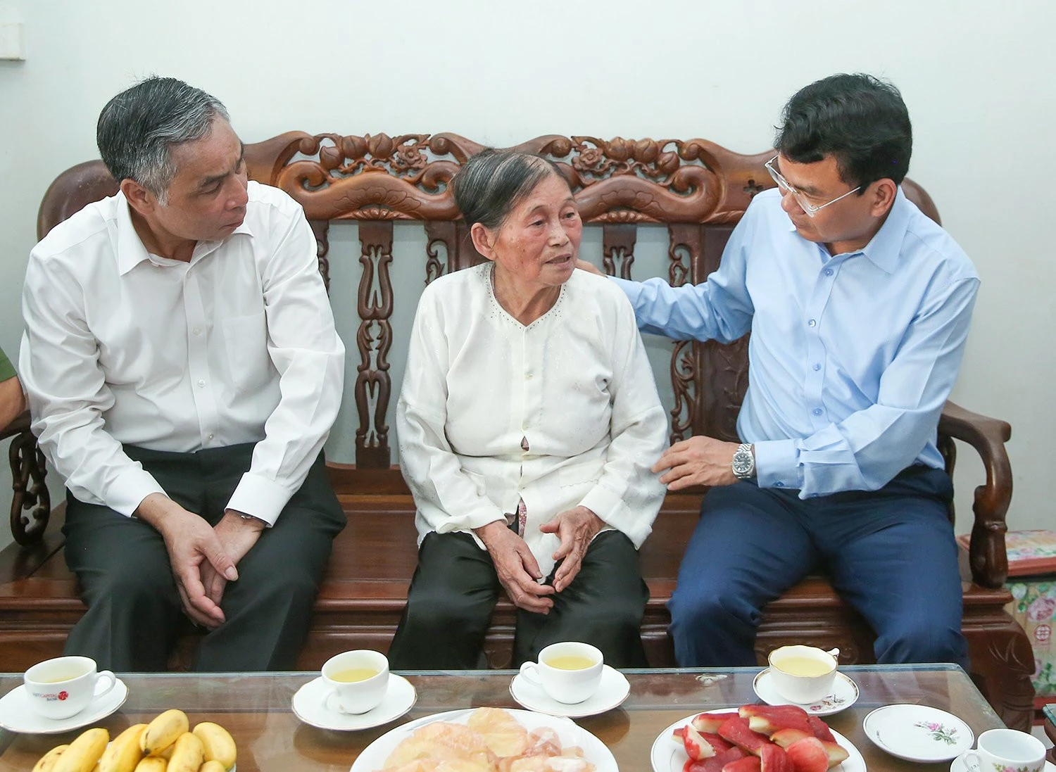 Bí thư Tỉnh ủy Đặng Xuân Phong thăm, tặng quà các Mẹ Việt Nam anh hùng, gia đình chính sách tại thành phố Lào Cai ảnh 4