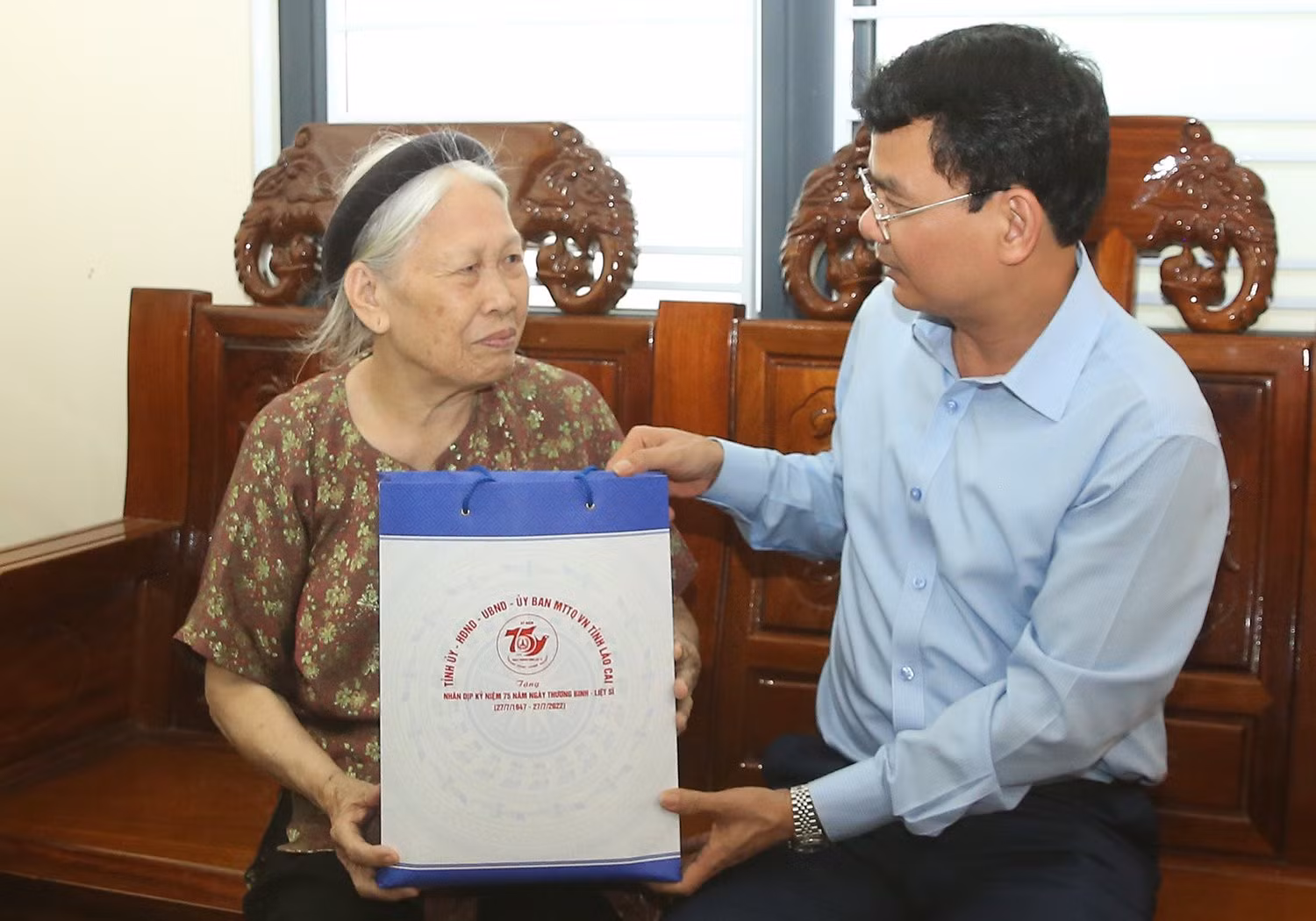 Bí thư Tỉnh ủy Đặng Xuân Phong thăm, tặng quà các Mẹ Việt Nam anh hùng, gia đình chính sách tại thành phố Lào Cai ảnh 2