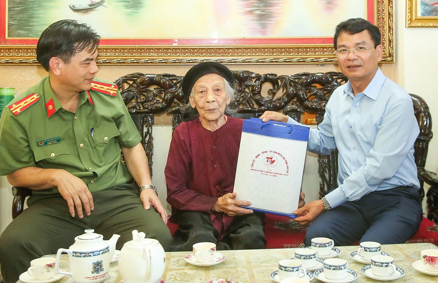 Bí thư Tỉnh ủy Đặng Xuân Phong thăm, tặng quà các Mẹ Việt Nam anh hùng, gia đình chính sách tại thành phố Lào Cai ảnh 5