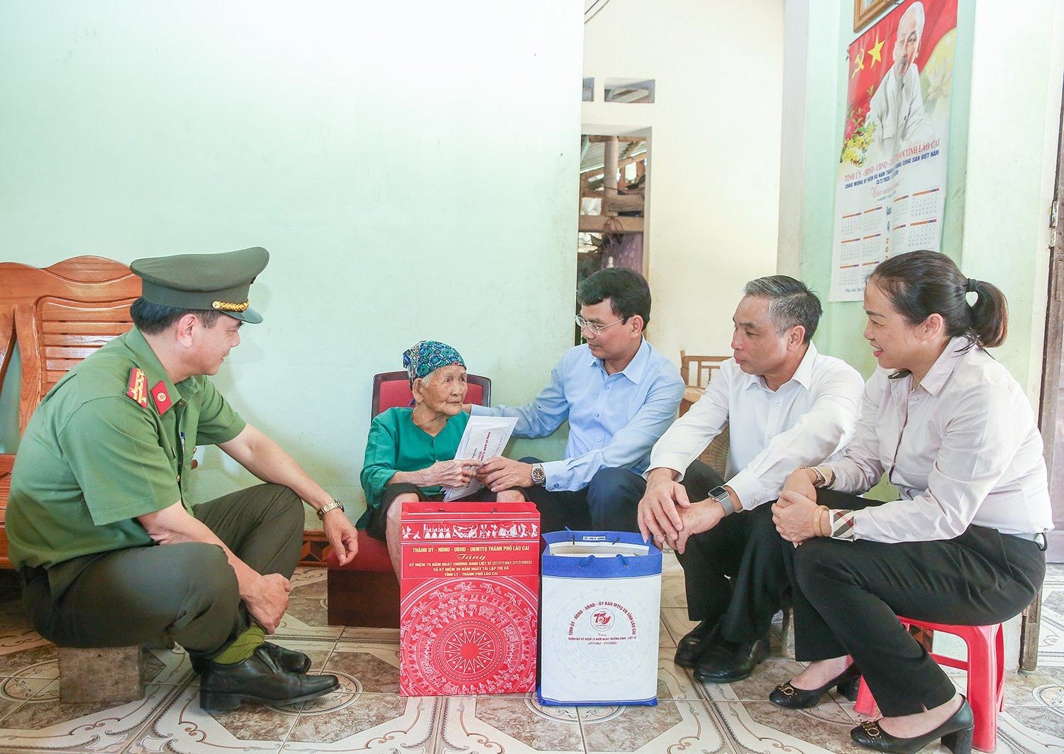 Bí thư Tỉnh ủy Đặng Xuân Phong thăm, tặng quà các Mẹ Việt Nam anh hùng, gia đình chính sách tại thành phố Lào Cai ảnh 1