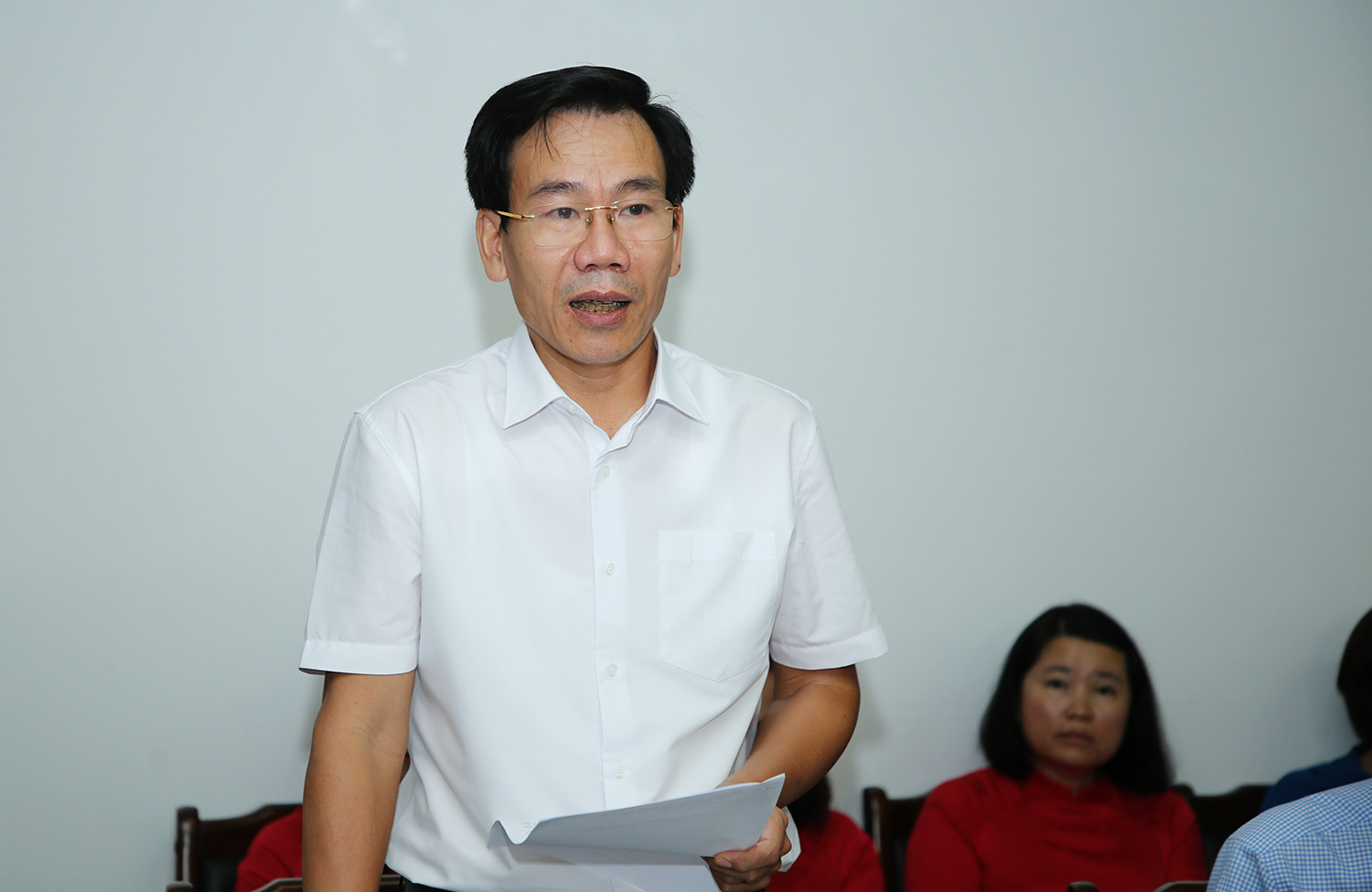 Các đại biểu phát biểu ý kiến tại buổi làm việc với Báo Lào Cai.