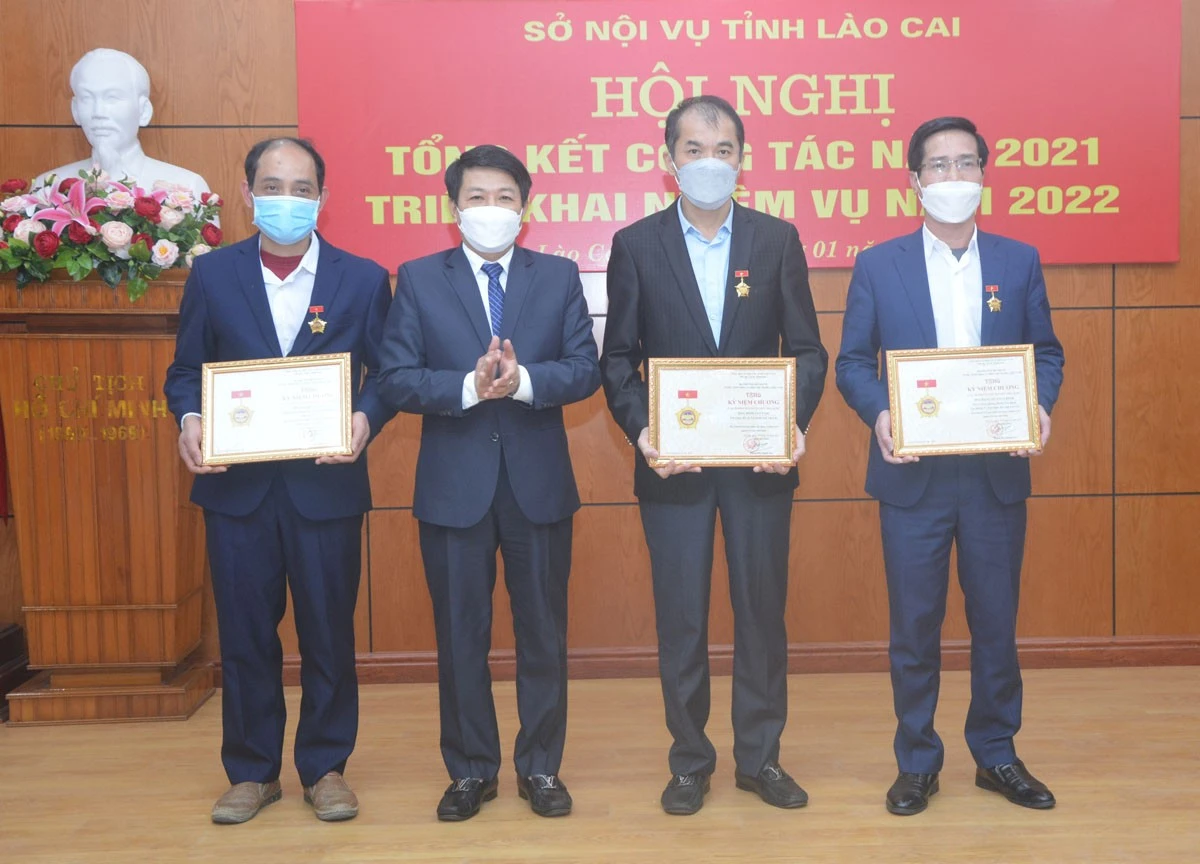 Lãnh đạo Sở Nội vụ trao Kỷ niệm chương cho cá nhân.