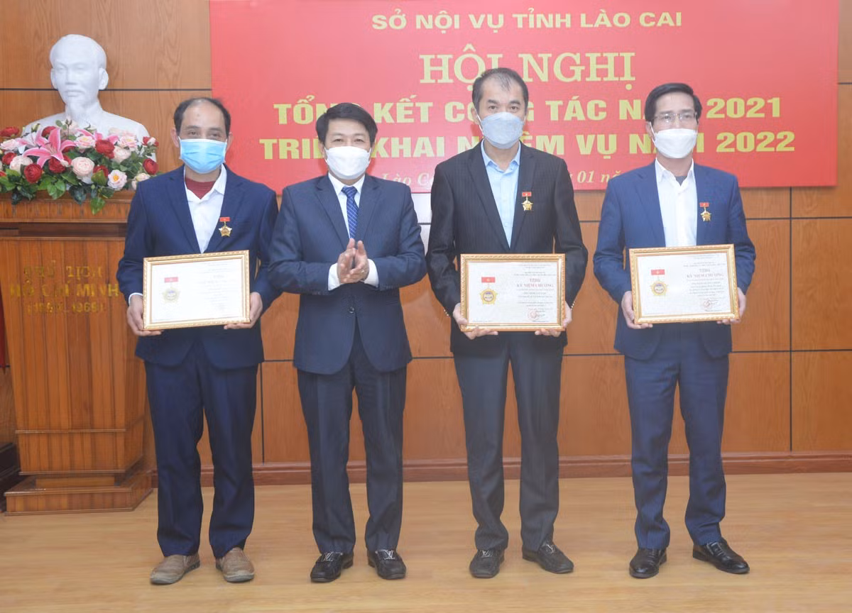 Lãnh đạo Sở Nội vụ trao Kỷ niệm chương cho cá nhân.