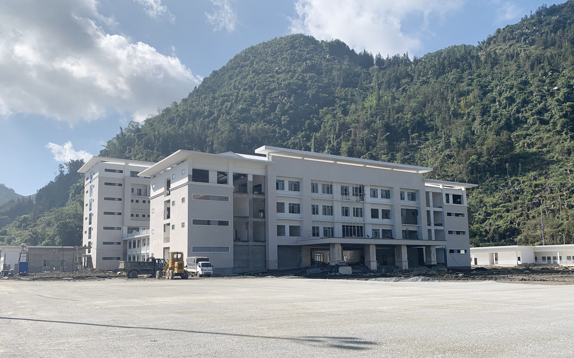 Cần khẩn trương triển khai dự án xây dựng hạ tầng kỹ thuật đô thị kết nối với Bệnh viện Đa khoa huyện Mường Khương ảnh 1