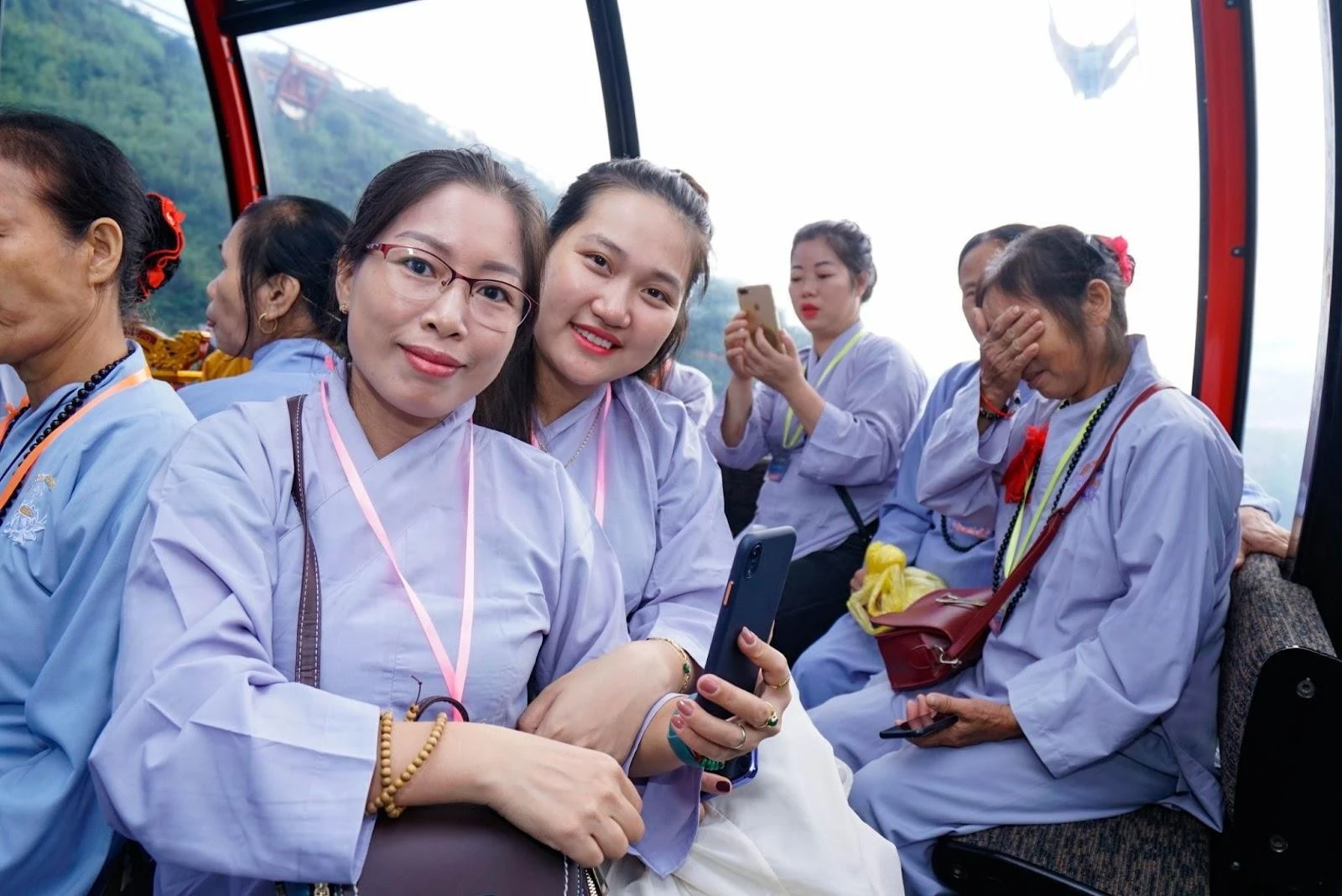 Mùa Vu Lan báo hiếu, phật tử tìm về đỉnh thiêng Fansipan bái Phật, cầu bình an tới đấng sinh thành ảnh 2