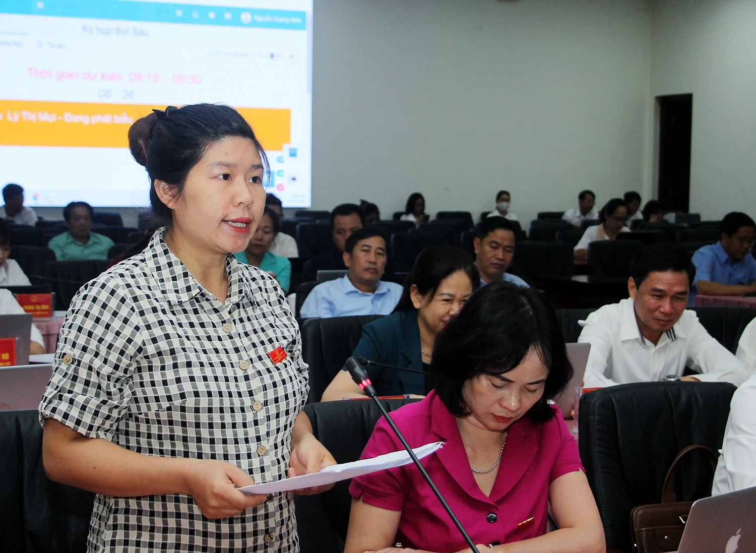 Kỳ họp thứ 6 HĐND tỉnh khóa XVI: Sôi nổi thảo luận, chất vấn, giải trình tại hội trường ảnh 5