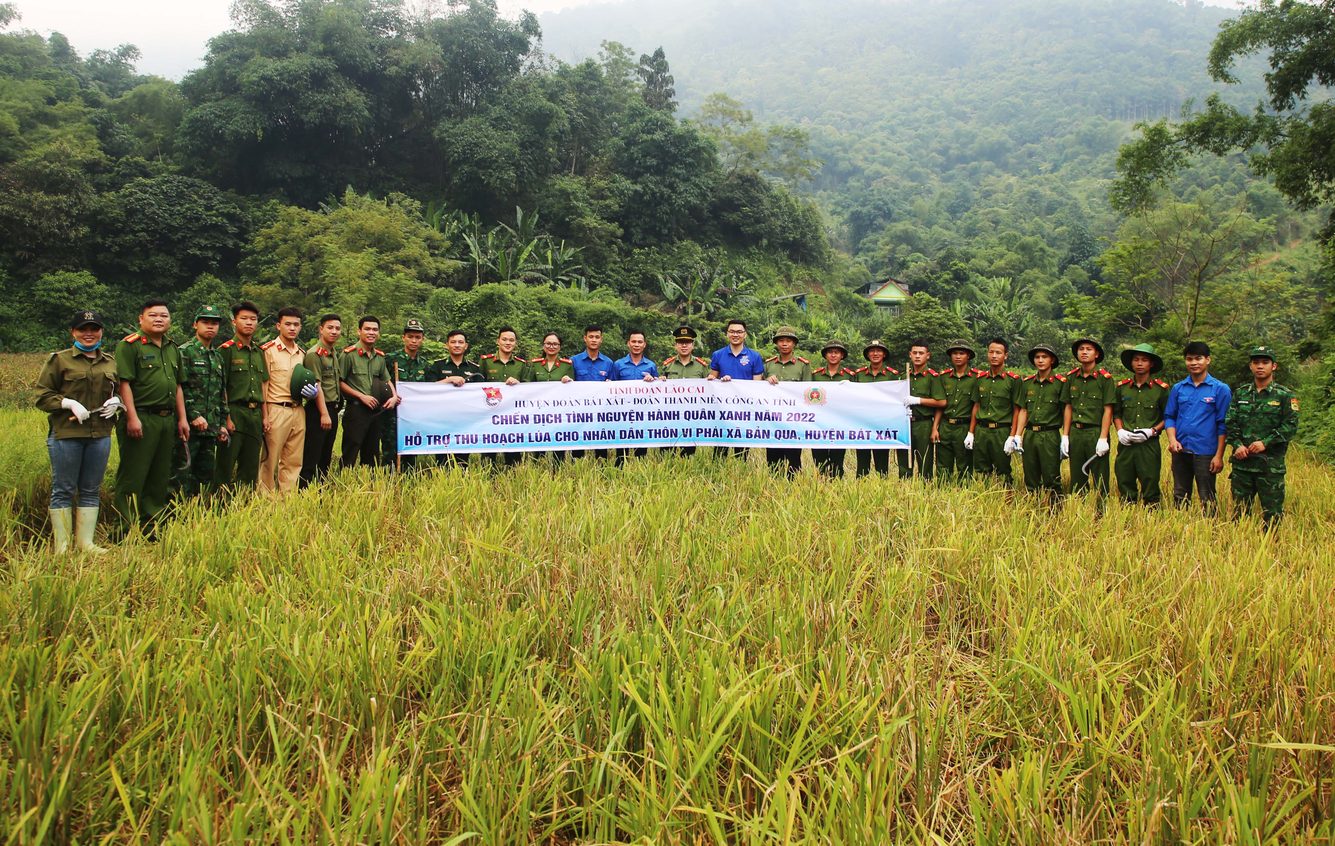 Đoàn viên, thanh niên giúp nông dân thu hoạch lúa. Thắm tình quân dân. Tuyên truyền phòng, chống đuối nước và phòng, chống ma túy cho trẻ em thôn Vi Phái. Cấp căn cước công dân cho người dân xã Bản Qua.
