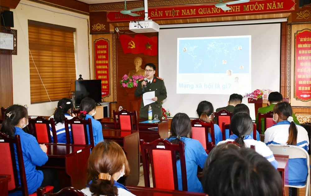 Đoàn thanh niên Công an tỉnh tuyên truyền kỹ năng sử dụng mạng xã hội cho học sinh Trường PTDT nội trú THCS và THPT huyện Si Ma Cai.