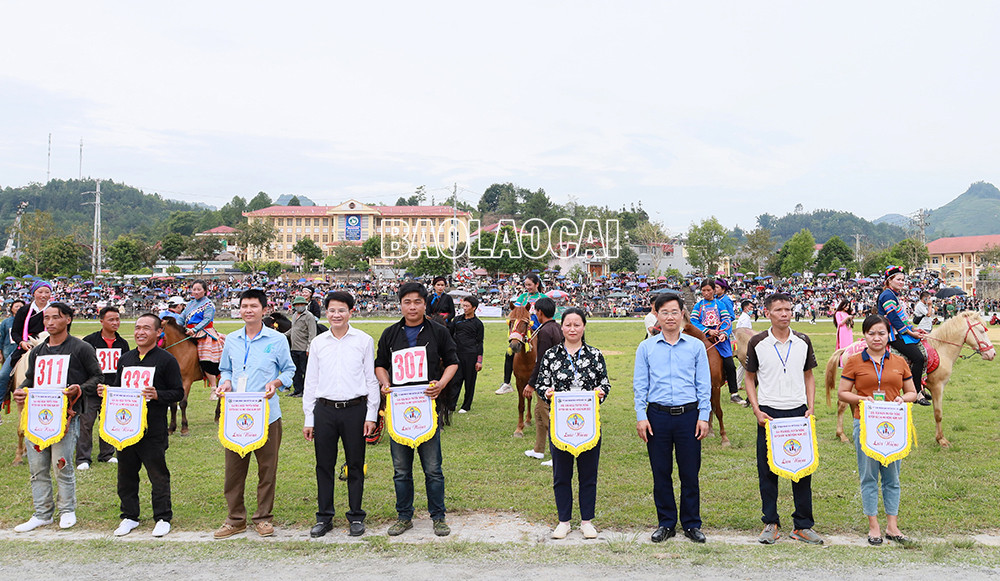 Ban tổ chức tặng Cờ lưu niệm các đoàn tham gia giải.