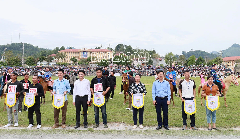 Ban tổ chức tặng Cờ lưu niệm các đoàn tham gia giải.