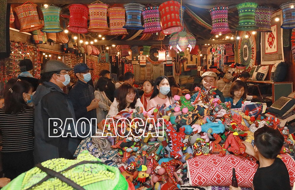 Mặt hàng thổ cẩm được nhiều người quan tâm.