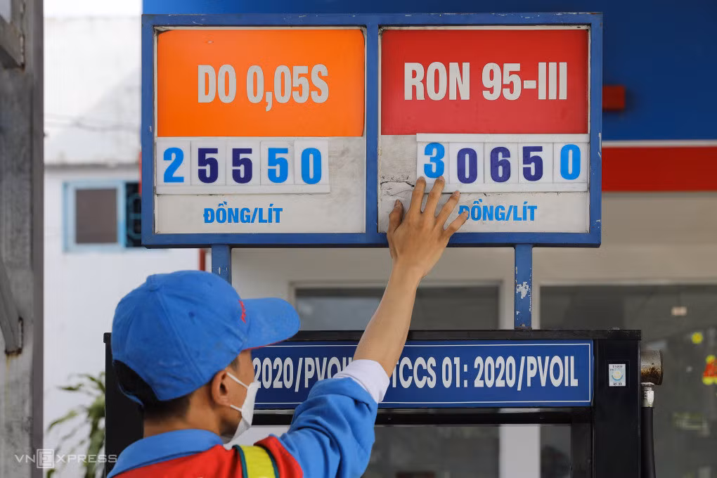 Giá xăng có thể vượt mốc 32.000 đồng một lít ảnh 1