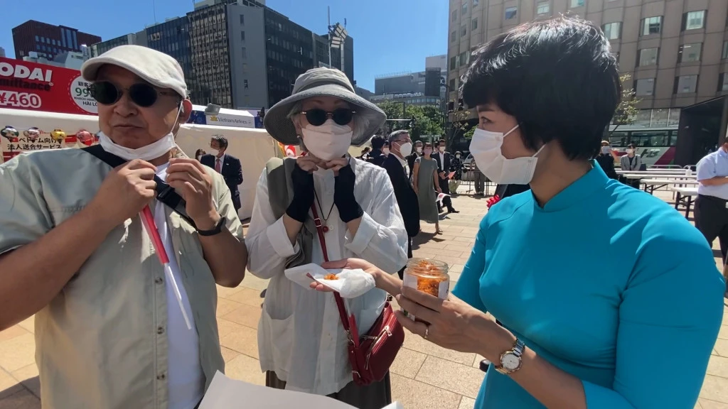 Ấn tượng Lễ hội Việt Nam tại Sapporo năm 2022 ảnh 3 Du khách TP Sapporo thăm quan và thưởng thức các sản phẩm OCOP của Quảng Ninh tại Lễ hội Việt Nam tại Sapporo năm 2022