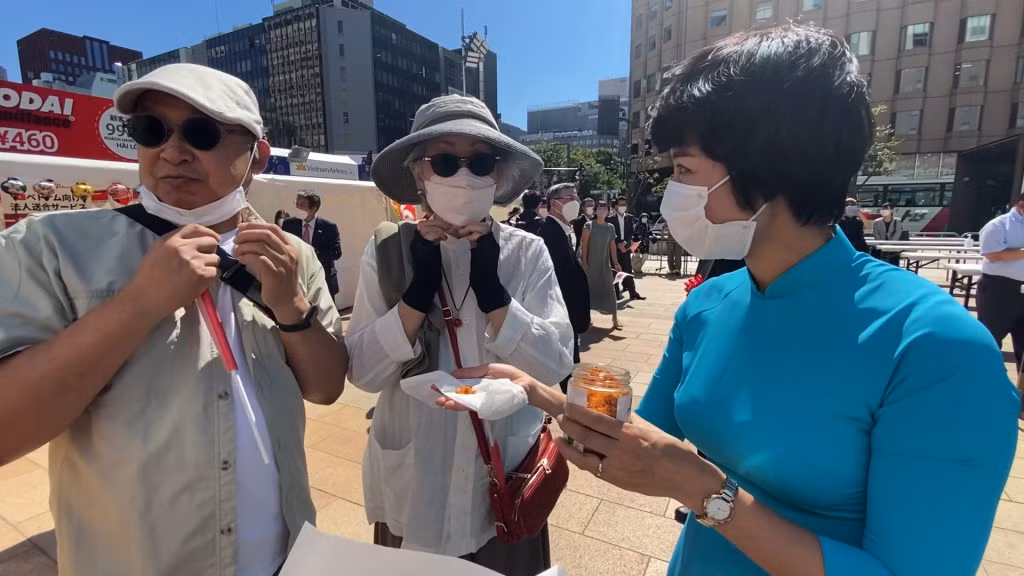 Ấn tượng Lễ hội Việt Nam tại Sapporo năm 2022 ảnh 3 Du khách TP Sapporo thăm quan và thưởng thức các sản phẩm OCOP của Quảng Ninh tại Lễ hội Việt Nam tại Sapporo năm 2022