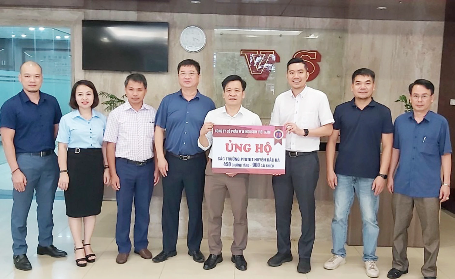 Đại diện ngành giáo dục huyện Bắc Hà đón nhận hỗ trợ.