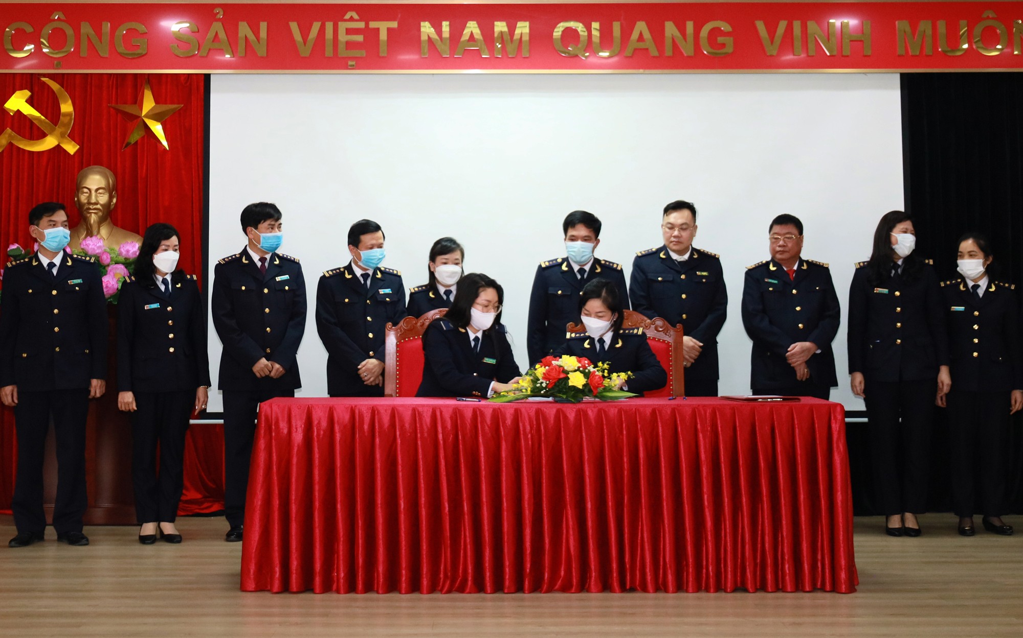 Đại diện các đơn vị trực thuộc Cục Hải quan Lào Cai ký kết thi đua.