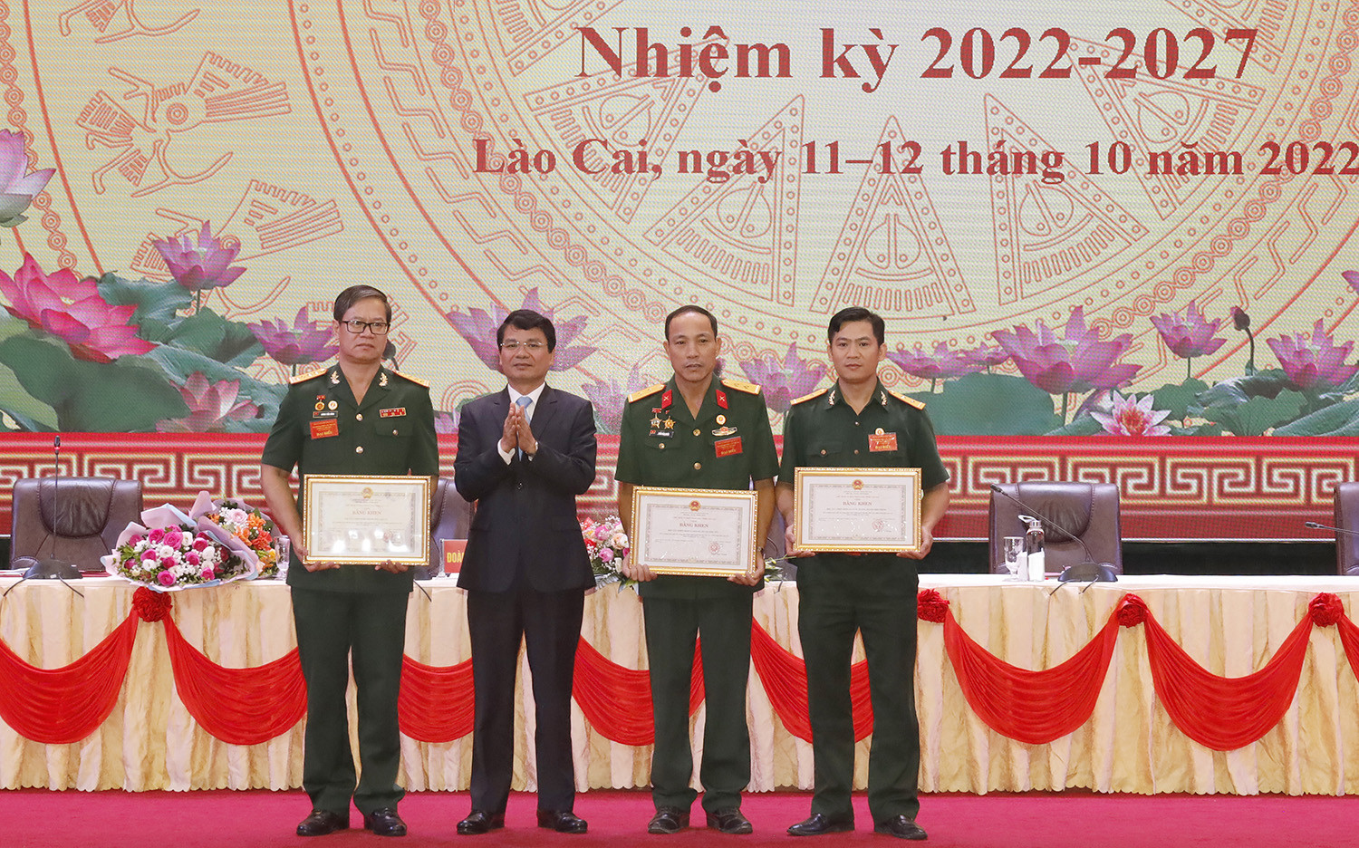 Trao Bằng khen của Chủ tịch UBND tỉnh cho tập thể có thành tích xuất sắc trong thực hiện Nghị quyết Đại hội đại biểu Hội Cựu chiến binh tỉnh lần thứ VI.