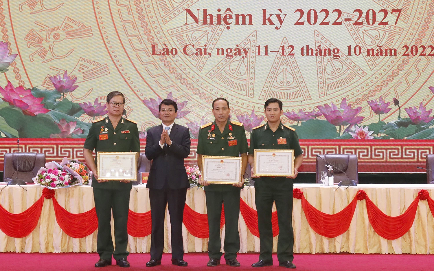 Trao Bằng khen của Chủ tịch UBND tỉnh cho tập thể có thành tích xuất sắc trong thực hiện Nghị quyết Đại hội đại biểu Hội Cựu chiến binh tỉnh lần thứ VI.