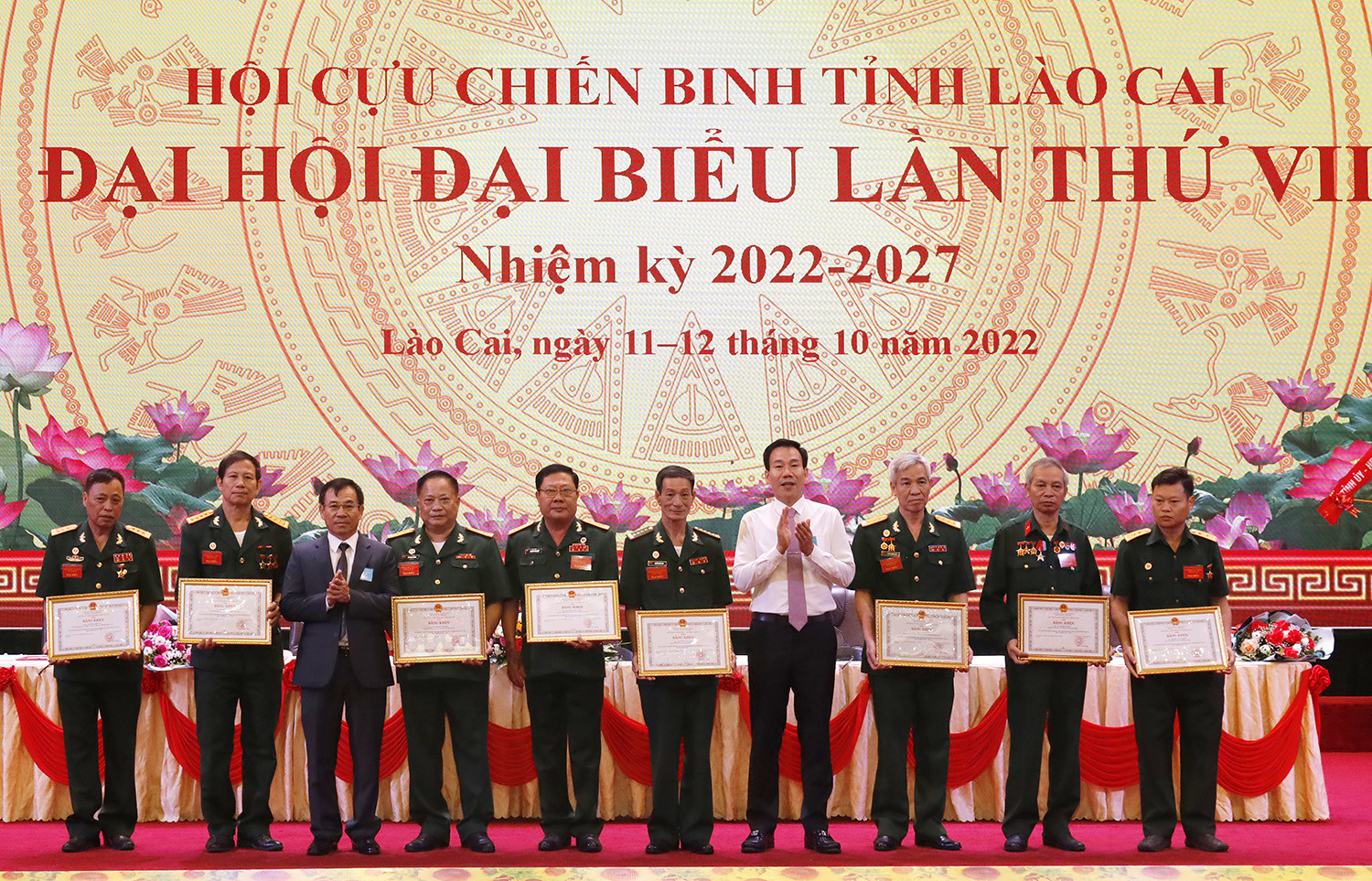 Trao Bằng khen của Chủ tịch UBND tỉnh cho cá nhân có thành tích xuất sắc trong thực hiện Nghị quyết Đại hội đại biểu Hội Cựu chiến binh tỉnh lần thứ VI.