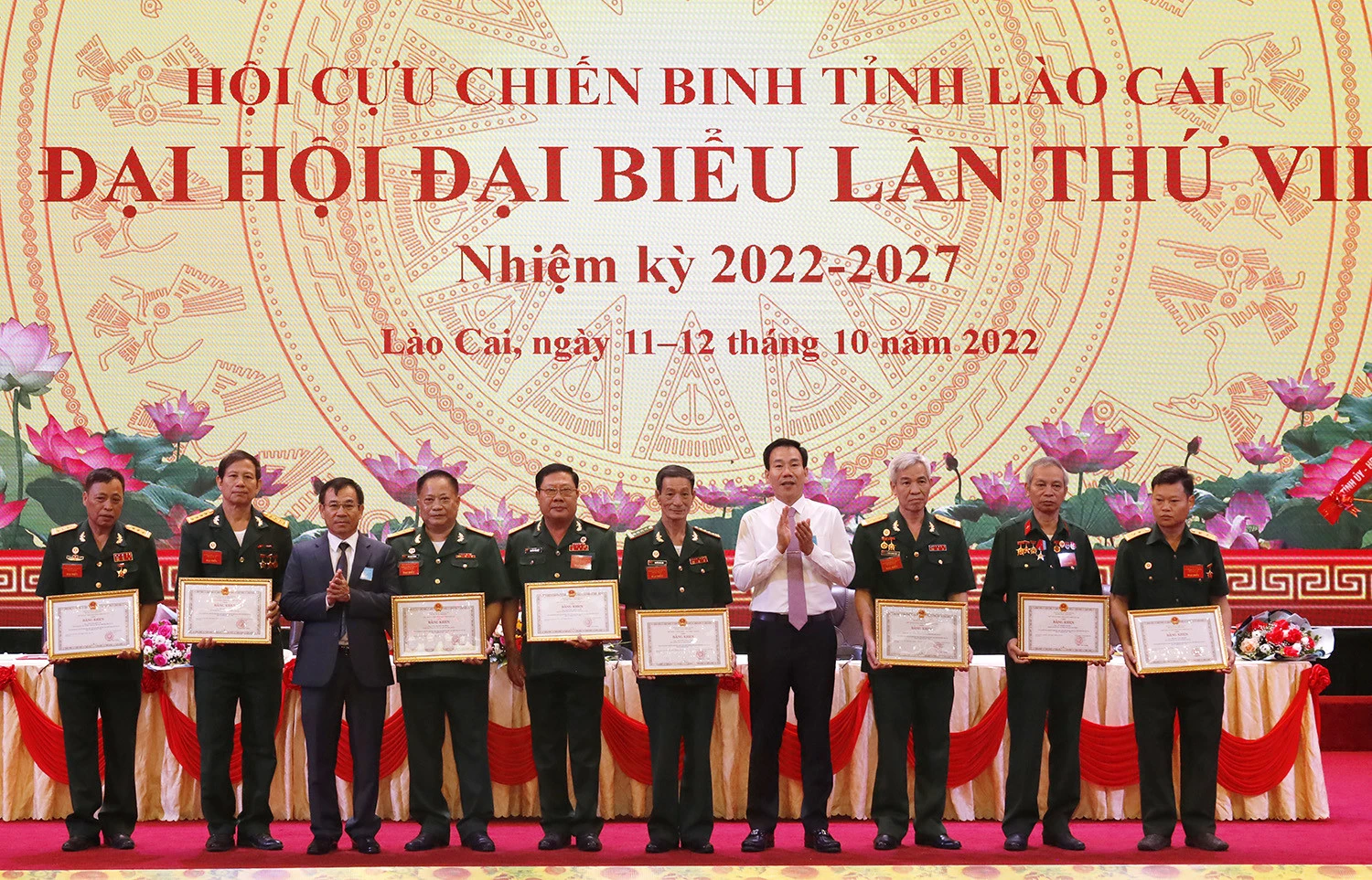 Trao Bằng khen của Chủ tịch UBND tỉnh cho cá nhân có thành tích xuất sắc trong thực hiện Nghị quyết Đại hội đại biểu Hội Cựu chiến binh tỉnh lần thứ VI.