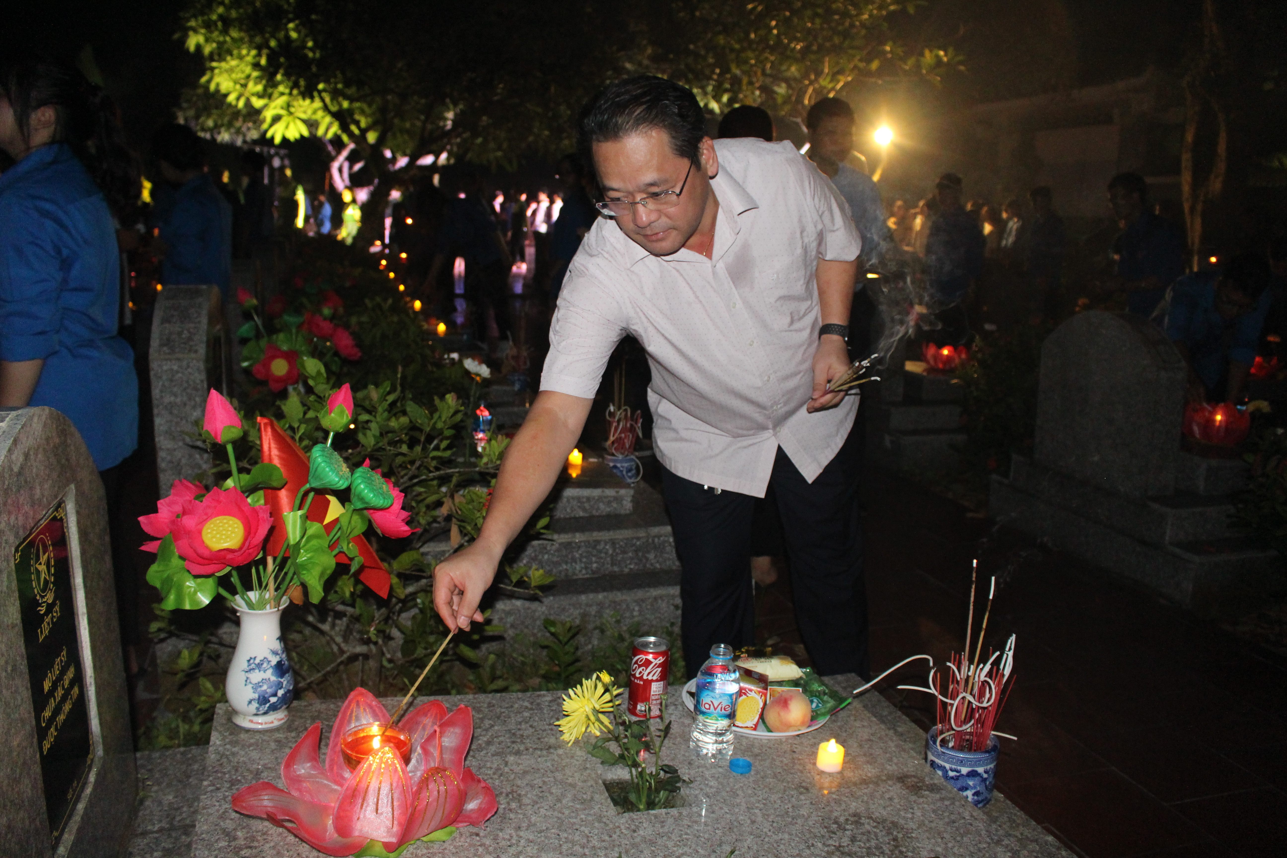 Thắp nến tri ân các anh hùng liệt sỹ ảnh 4