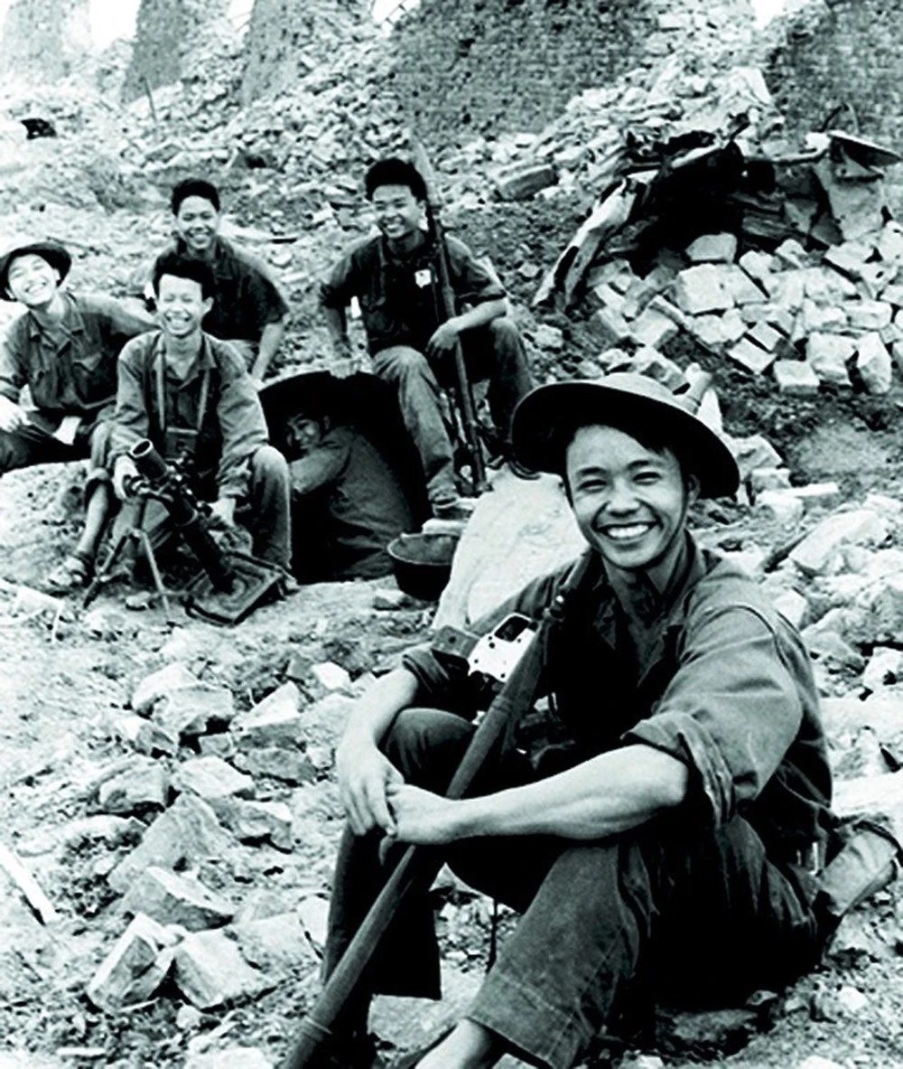 Lê Xuân Chinh (người ngồi đầu) trong tấm ảnh “Nụ cười chiến thắng”. ảnh: Tư liệu