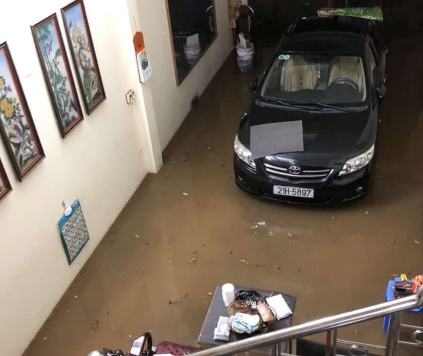 Mưa lớn, nhiều tuyến đường ở thành phố Lào Cai ngập sâu trong nước ảnh 4