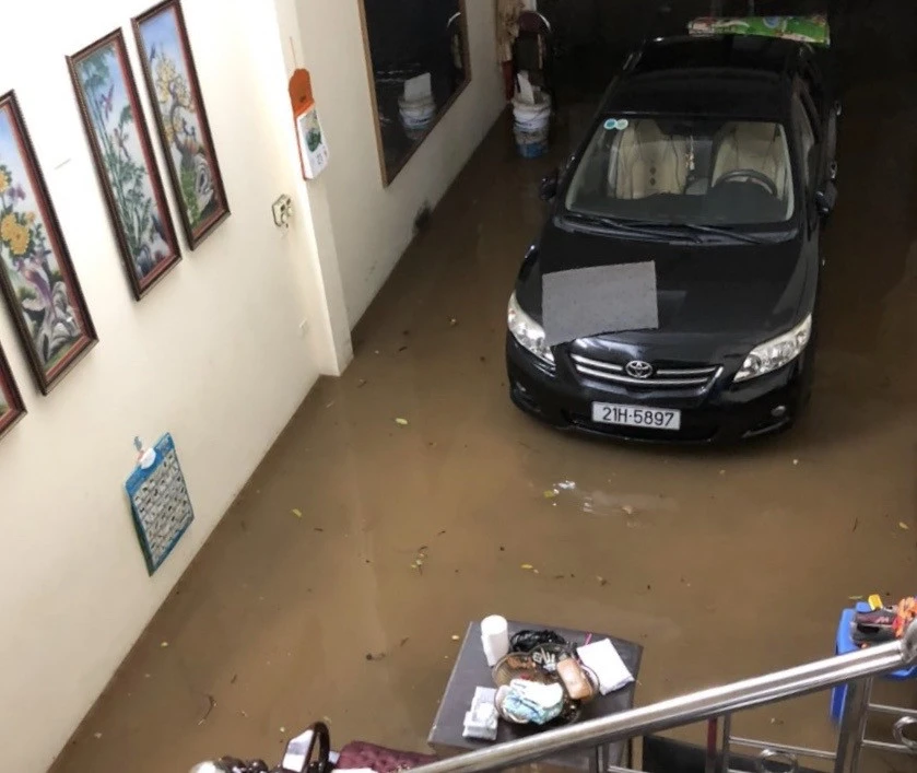 Mưa lớn, nhiều tuyến đường ở thành phố Lào Cai ngập sâu trong nước ảnh 4