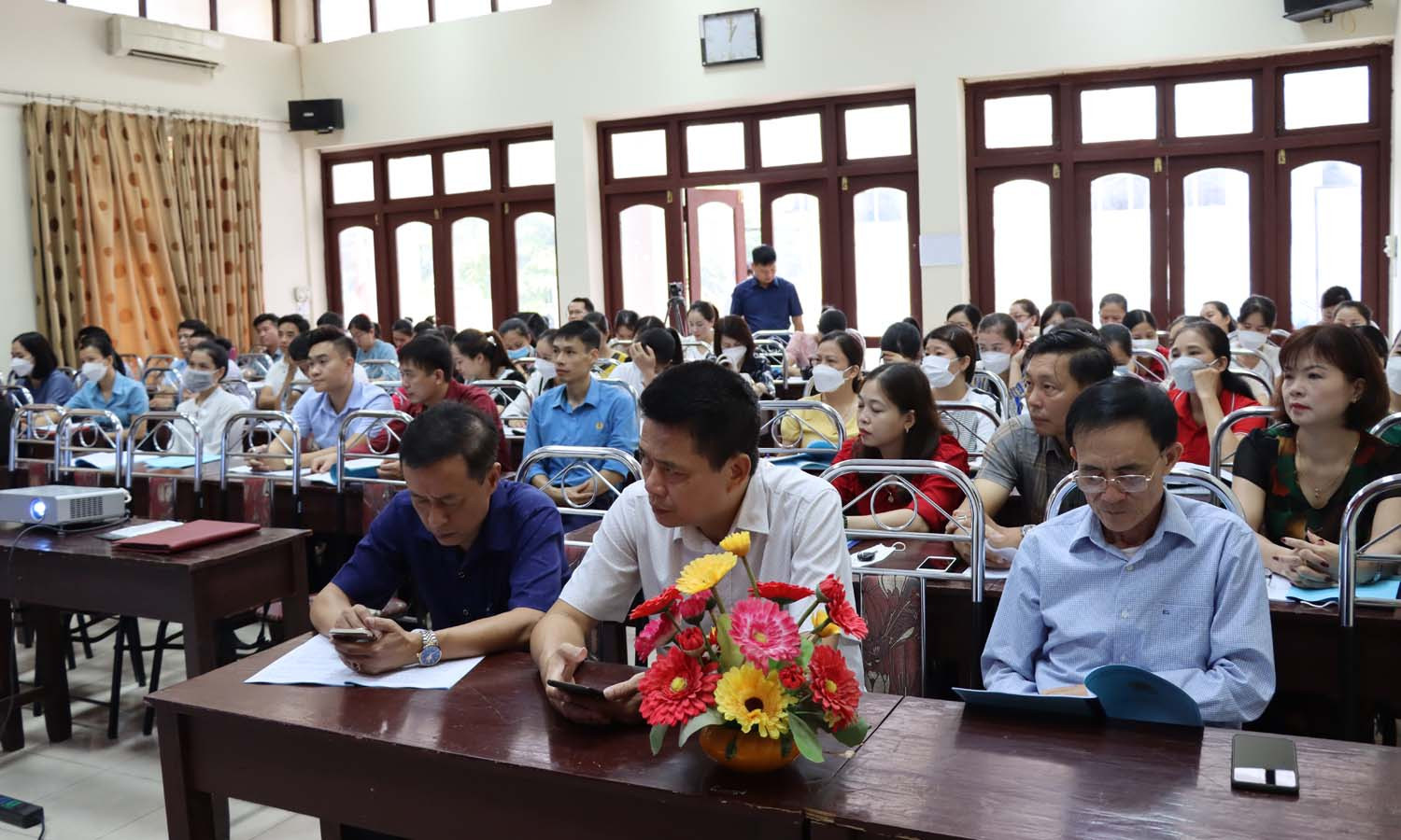 Đoàn viên, người lao động dự hội nghị được tuyên truyền, giải đáp những ý kiến liên quan đến chính sách bảo hiểm xã hội, bảo hiểm y tế, bảo hiểm thất nghiệp.