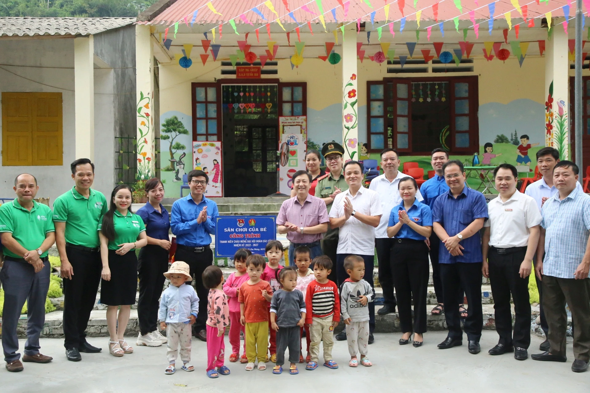 Các đơn vị trao tặng công trình thanh niên "Điểm vui chơi sinh hoạt cho thiếu nhi" tại điểm Trường Mầm non Tả Chư Phùng. Các đơn vị trao tặng công trình thanh niên "Điểm vui chơi sinh hoạt cho thiếu nhi" tại điểm Trường Mầm non Tả Chư Phùng.