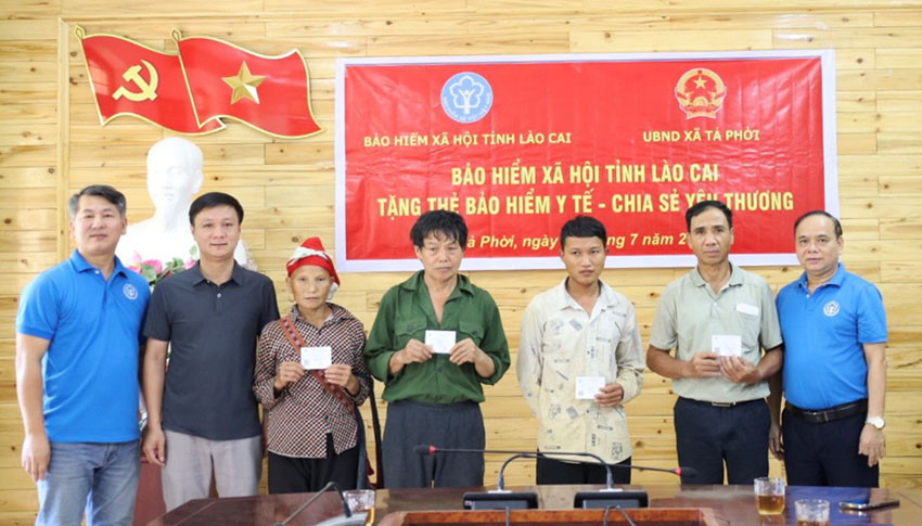 Tặng thẻ BHYT tại xã Tả Phời, thành phố Lào Cai. Tặng thẻ BHYT tại xã Thống Nhất, thành phố Lào Cai. Tặng thẻ BHYT tại xã Tả Phời, thành phố Lào Cai. Tặng thẻ BHYT tại xã Thống Nhất, thành phố Lào Cai.