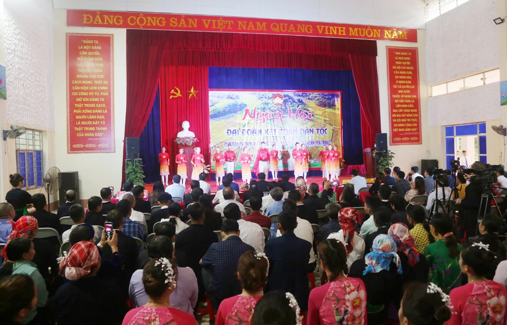 Các đồng chí lãnh đạo dự Ngày hội Đại đoàn kết toàn dân tộc năm 2022 ảnh 1