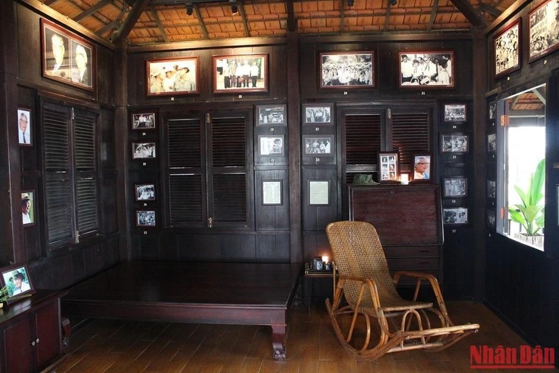 Gia đình Cố Thủ tướng Võ Văn Kiệt kể lại những kỷ niệm về ông với khách tham quan khu lưu niệm. Những hình ảnh Cố Thủ tướng Võ Văn Kiệt trưng bày trong căn nhà trong khu lưu niệm. Chiếc giường và ghế Cố Thủ tướng nghỉ ngơi trong căn nhà. Gia đình Cố Thủ tướng Võ Văn Kiệt kể lại những kỷ niệm về ông với khách tham quan khu lưu niệm. Những hình ảnh Cố Thủ tướng Võ Văn Kiệt trưng bày trong căn nhà trong khu lưu niệm. Chiếc giường và ghế Cố Thủ tướng nghỉ ngơi trong căn nhà.