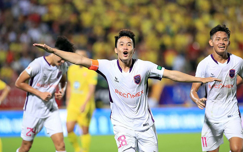 Becamex Bình Dương vươn lên vị trí thứ hai ảnh 1