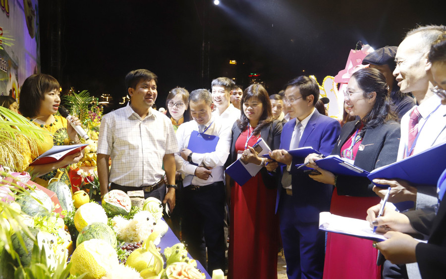 Sa Pa: Lung linh đêm hội trăng rằm ảnh 4 Sa Pa: Lung linh đêm hội trăng rằm ảnh 4