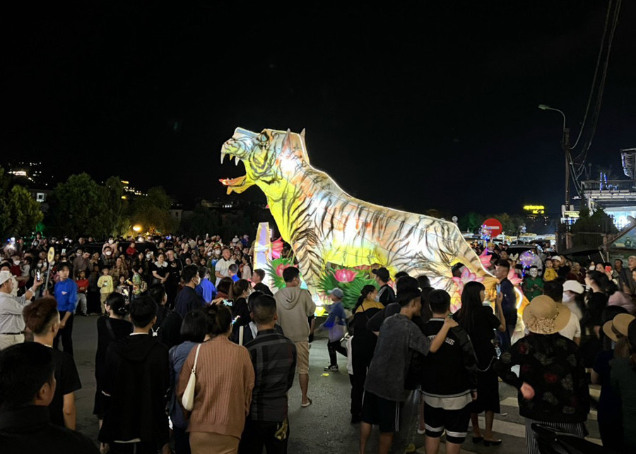 Sa Pa: Lung linh đêm hội trăng rằm ảnh 10 Sa Pa: Lung linh đêm hội trăng rằm ảnh 10